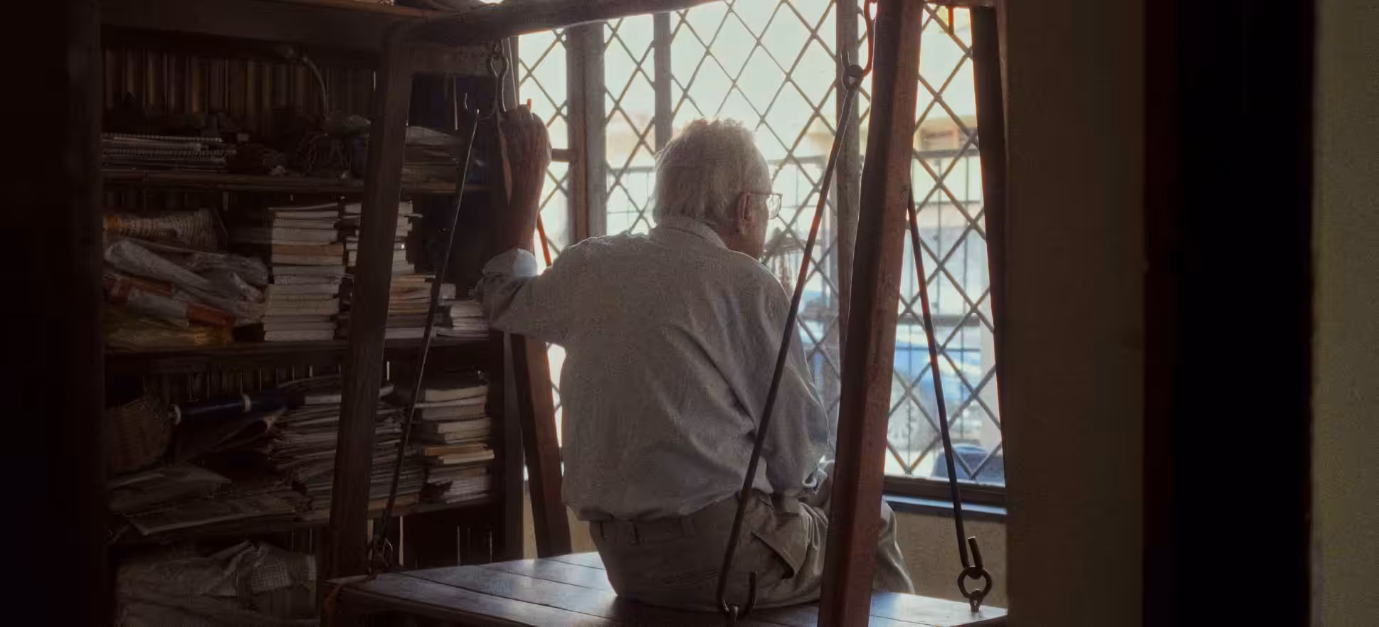 Film still from Chaar Phool Hain Aur Duniya Hai showing Vinod Kumar Shukla in his home.
